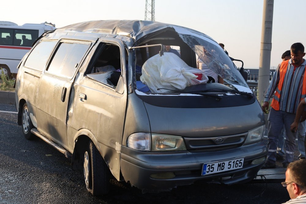 Bankete çarpan minibüs devrildi: 7 yaralı