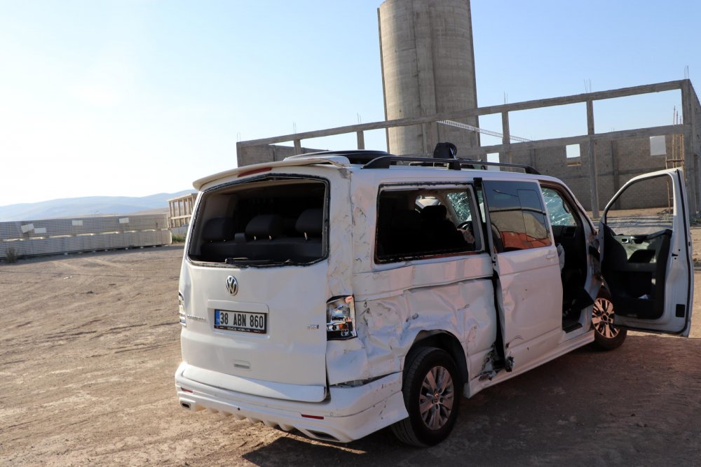 2 minibüs ile kamyonet çarpıştı: 12 yaralı