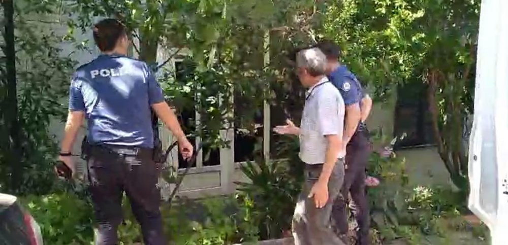 Kapı yerine pencereden evine girmek isterken, düşüp sıkıştı