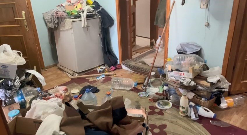 Binadan kamyon kamyon çöp çıktı!