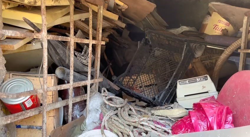 Binadan kamyon kamyon çöp çıktı!