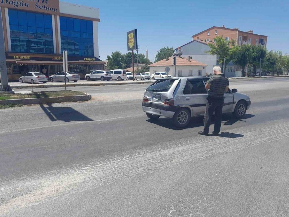 Konya'da kırmızı ışıkta bekleyen otomobile TIR çarptı, yaralılar var