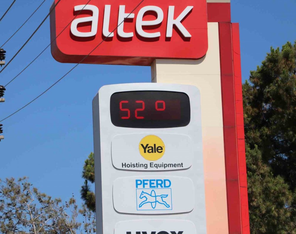 Sıcaklık 52 dereceye ulaştı, besiciler koyunları soğuk suyla yıkadı