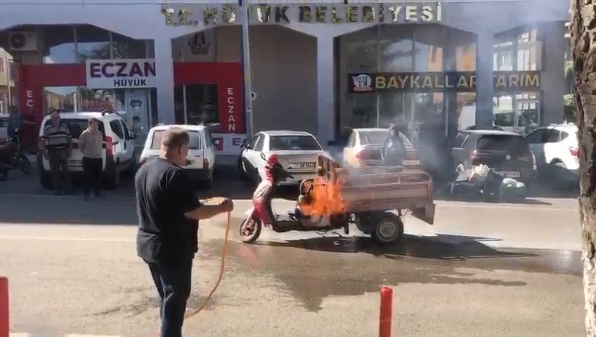 Konya'da yangın! Belediye binası önünde motosiklet alev aldı