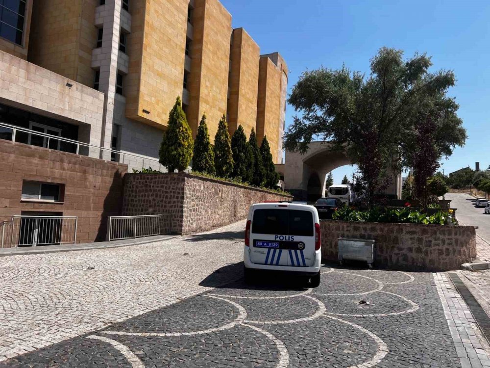 Gözü dönen koca, eşini ve kızını öldürdü