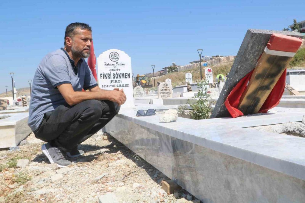 Deprem mezarlığında 100 kabirde kimlik belirleme çalışması sürüyor