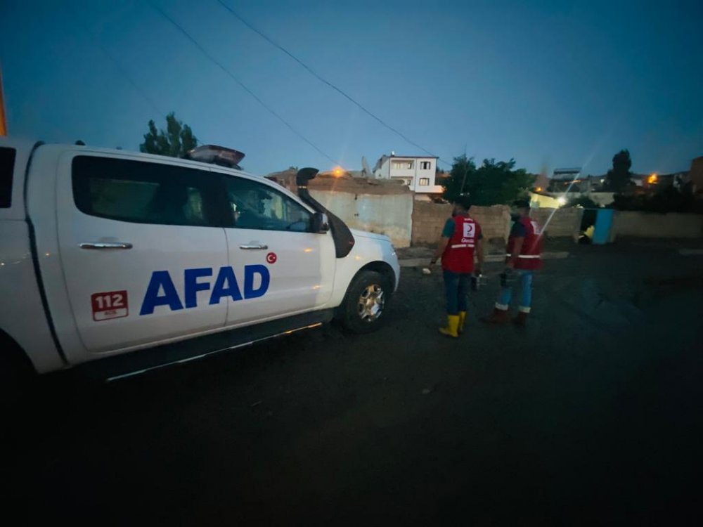 Sağanak sele neden oldu; evleri su bastı