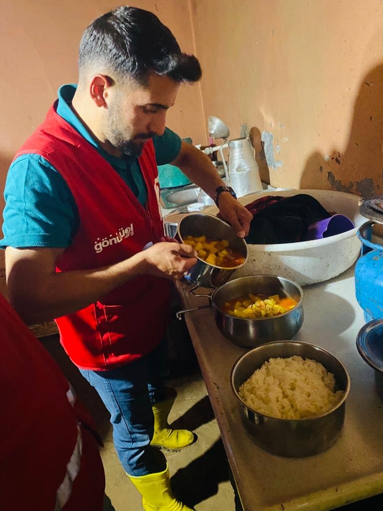 Sağanak sele neden oldu; evleri su bastı