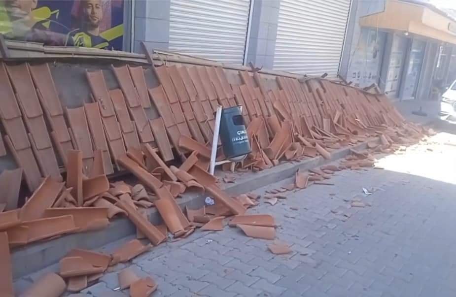 Diyarbakır'da 4 işyerinin çatısı çöktü