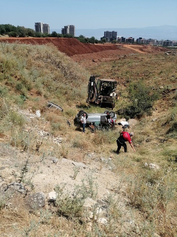 Kontrolden çıkan otomobil uçuruma yuvarlandı