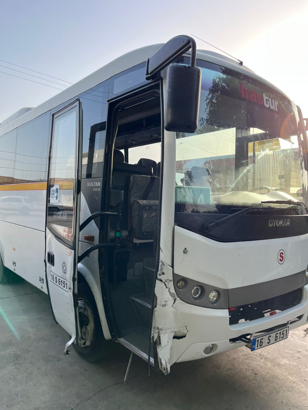 Otomobilin, işçilerin taşındığı midibüse çarptı