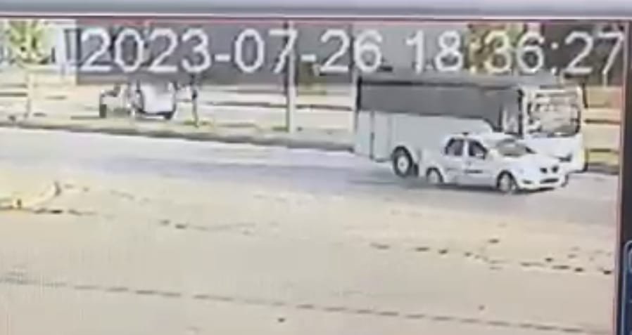 Otomobilin, işçilerin taşındığı midibüse çarptı