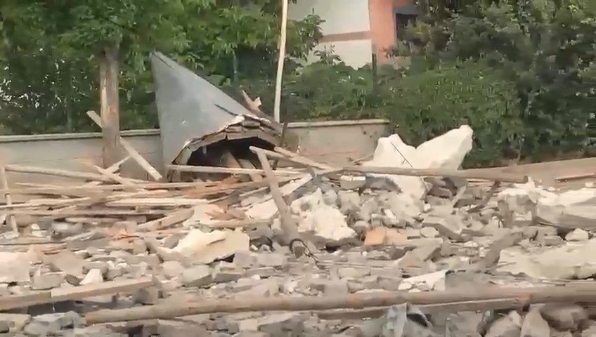 Şiddetli rüzgar caminin minaresini yıktı