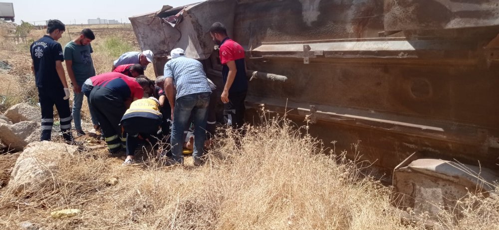 Doldurmaya çalıştığı tankın altında kaldı