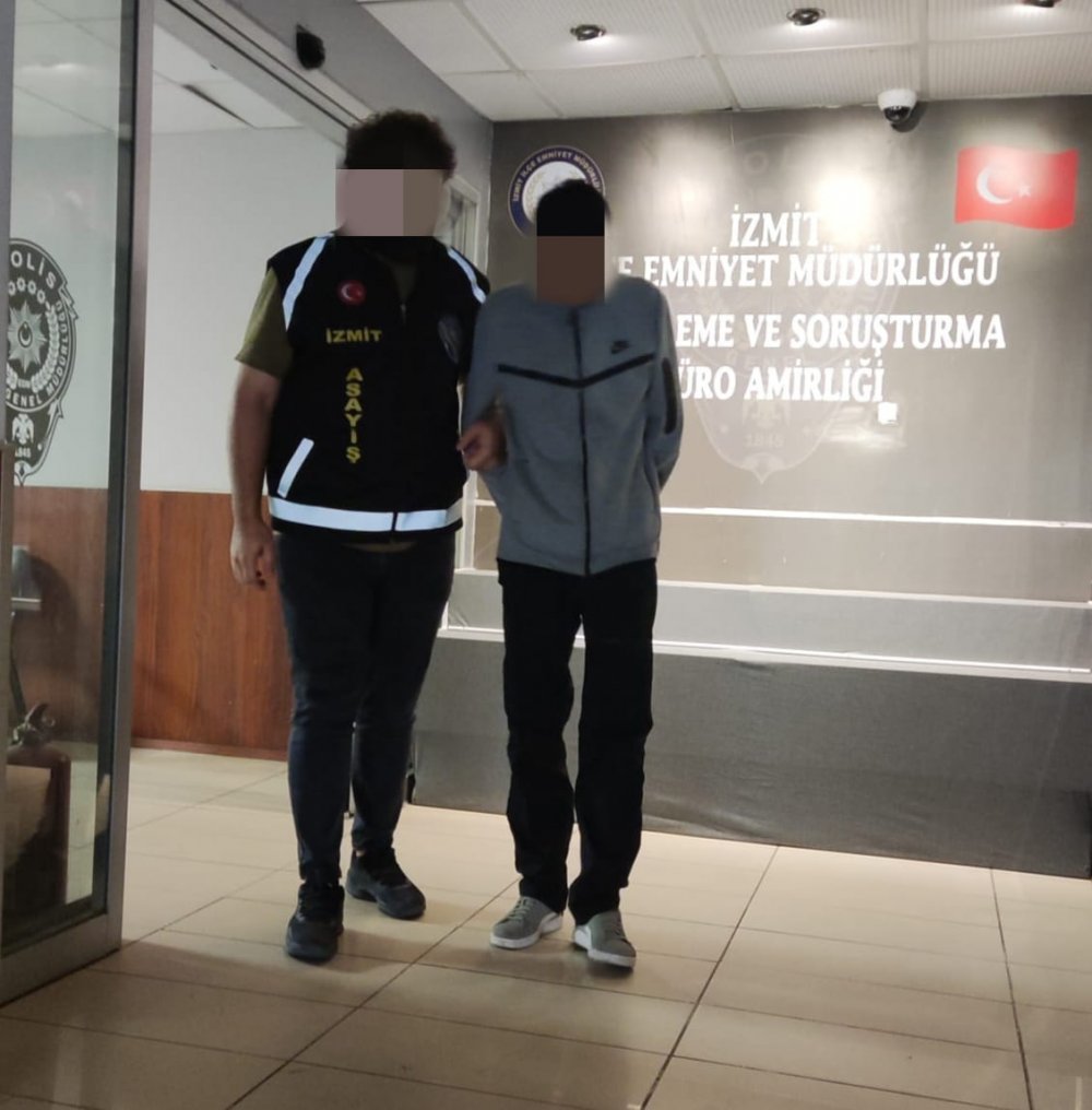 Elinde çiçekle yürüyen kadını vurdu