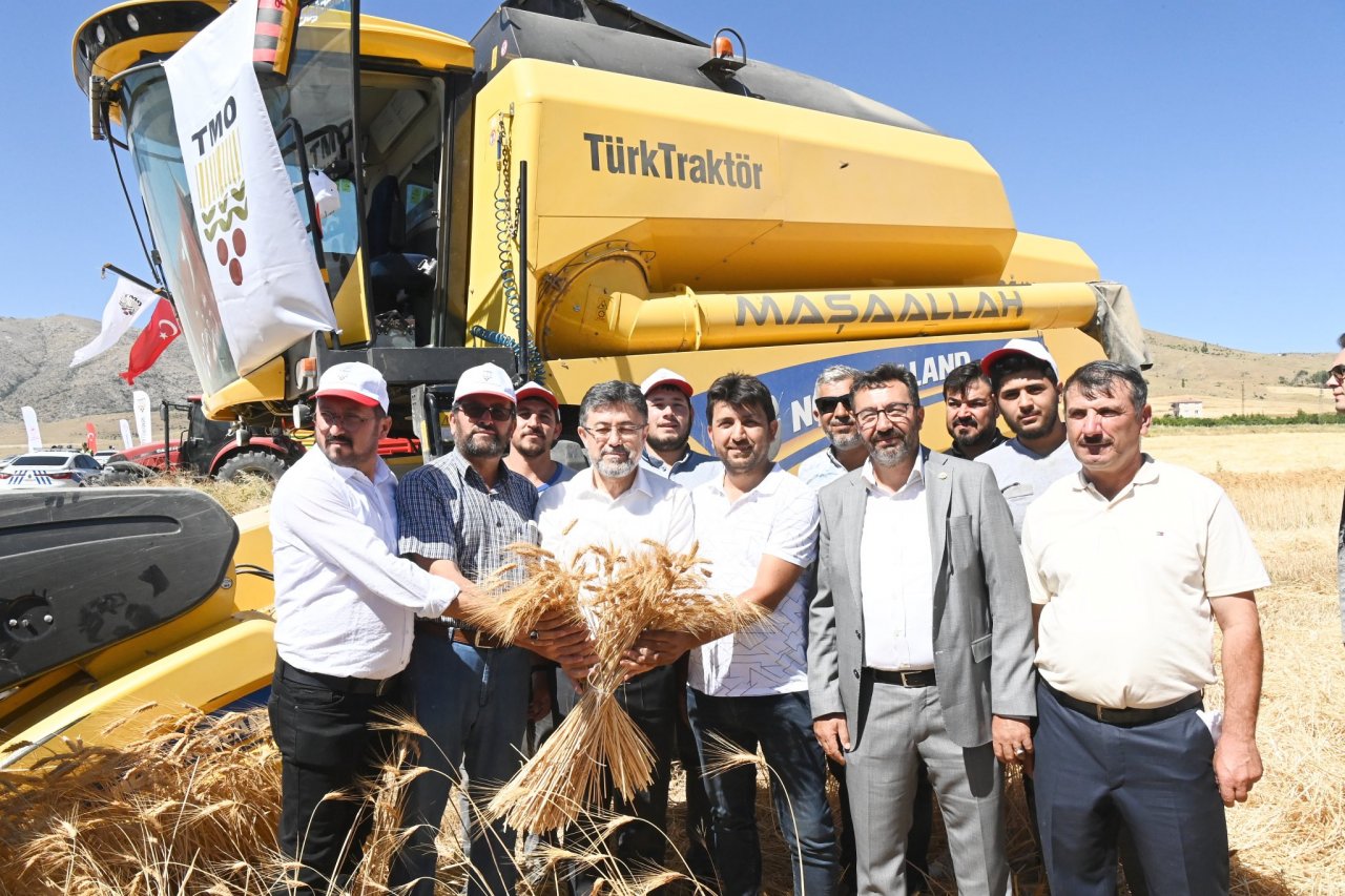 tarim-ve-orman-bakani-yumakli-konyada-hasada-katildi-003.jpg