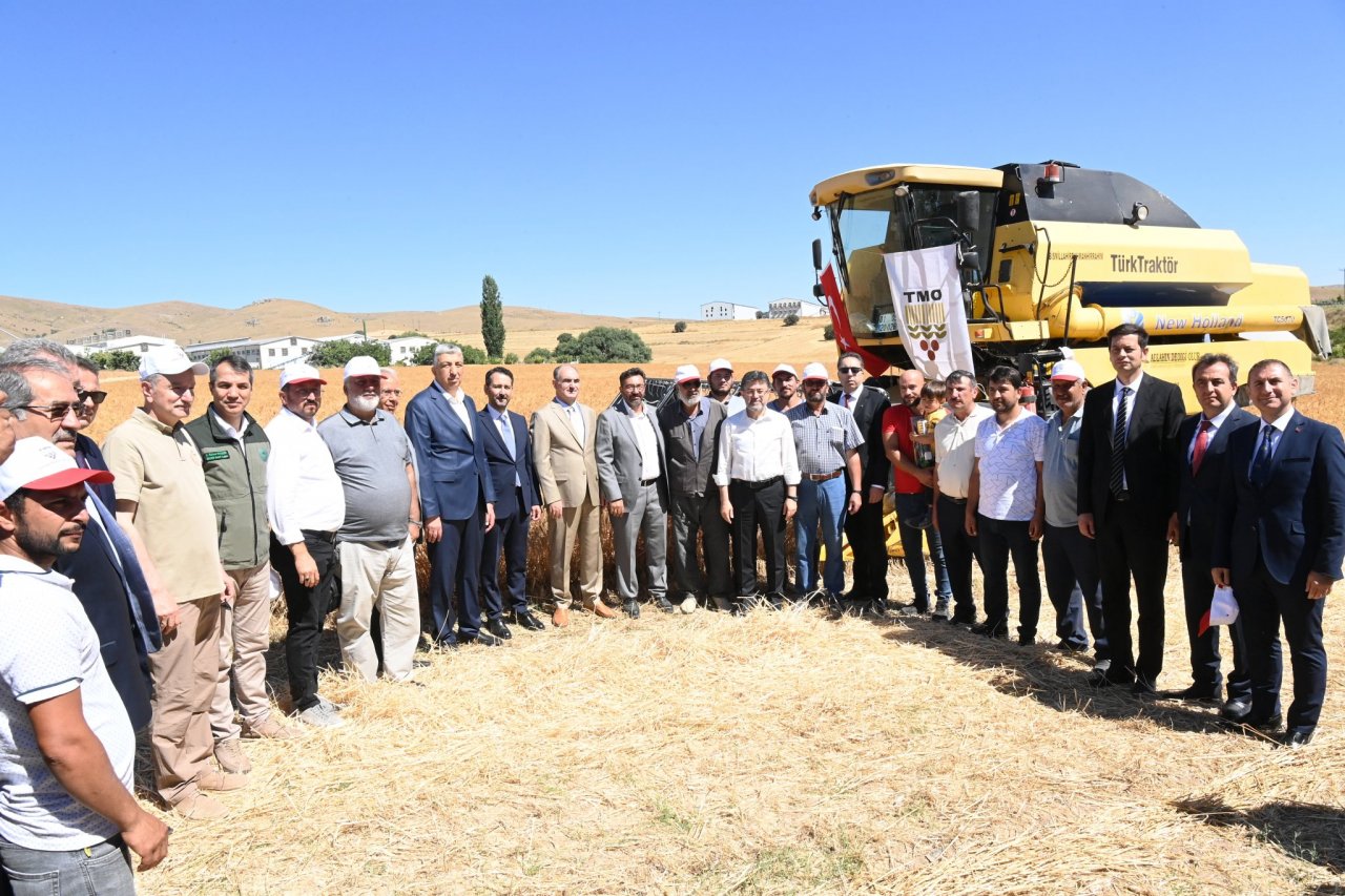 tarim-ve-orman-bakani-yumakli-konyada-hasada-katildi.jpg