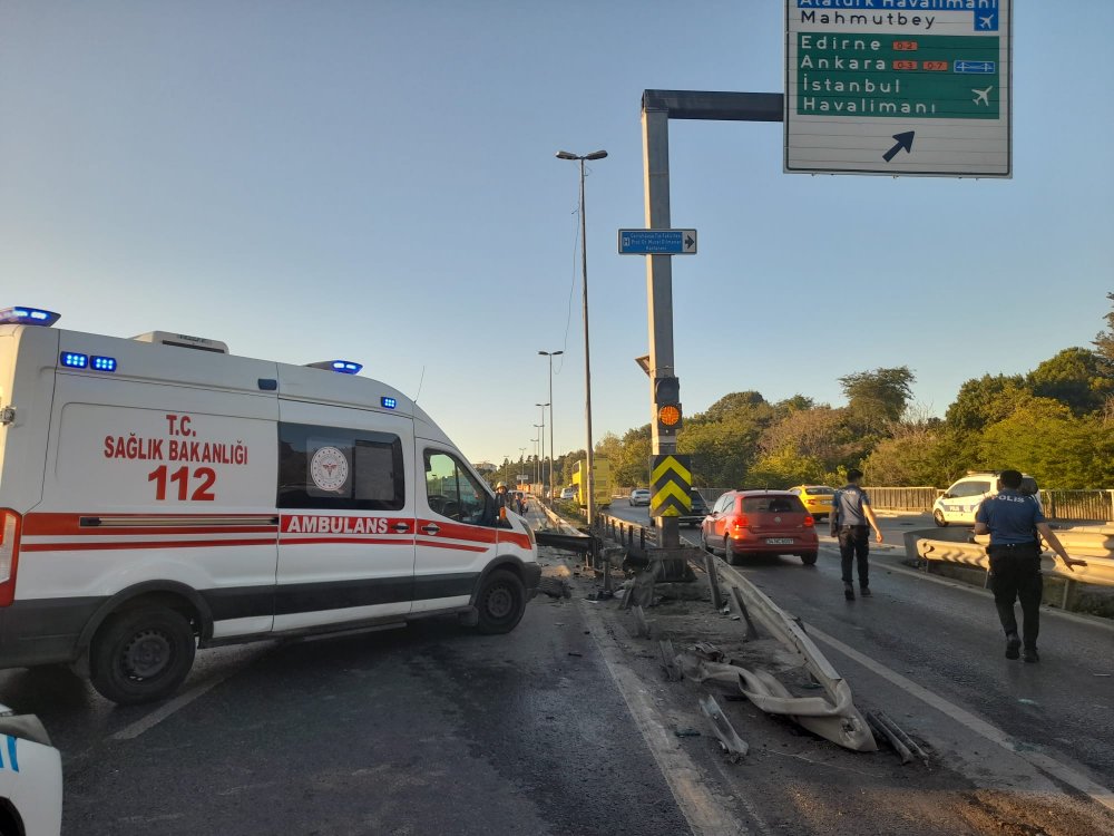 Otomobil bariyere ok gibi saplandı: 1 ölü