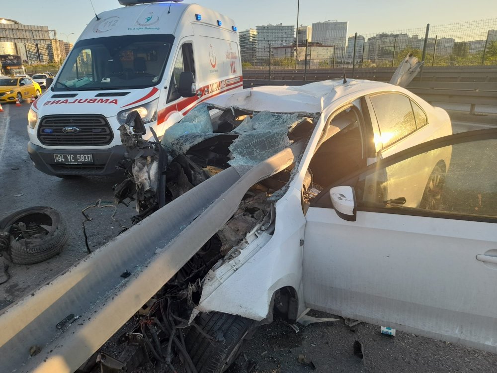 Otomobil bariyere ok gibi saplandı: 1 ölü
