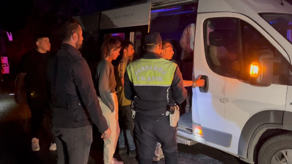 Yolcu otobüsü, traktöre çarptı: 6 yaralı