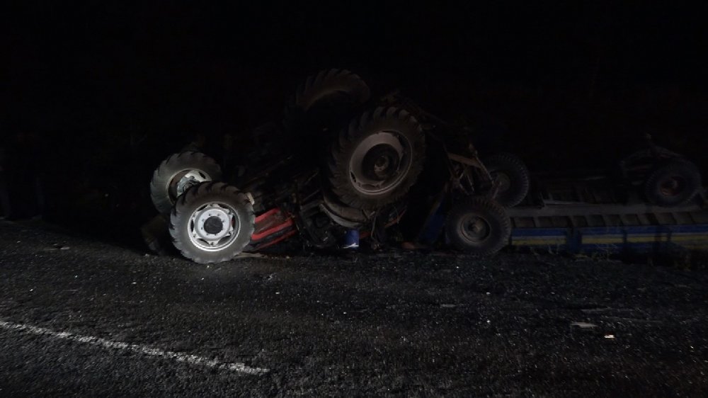 Yolcu otobüsü, traktöre çarptı: 6 yaralı