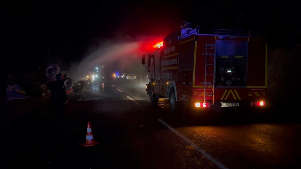 Yolcu otobüsü, traktöre çarptı: 6 yaralı