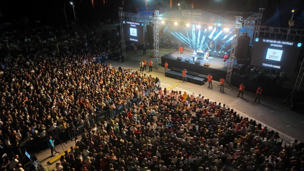 konyadaki-festivalde-tugce-kandemir-coskusu.jpg