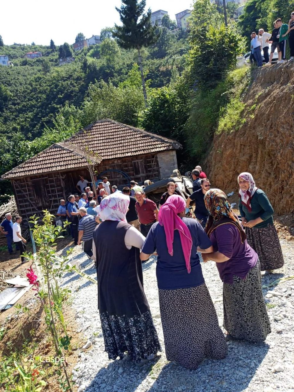 Otomobil, evin bahçesine düştü: 3 ölü, 2 yaralı