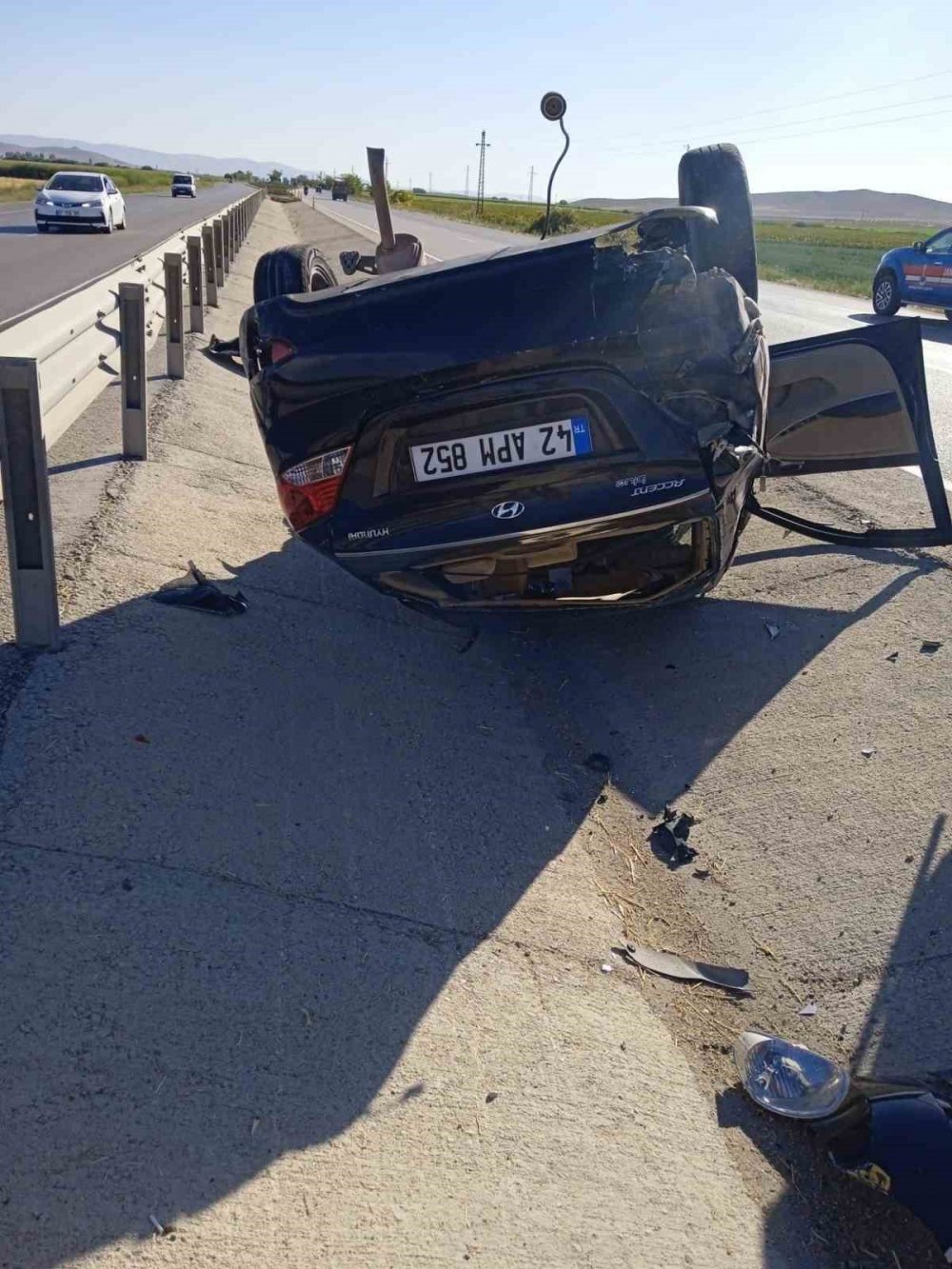 Konya’da otomobil refüje devrildi