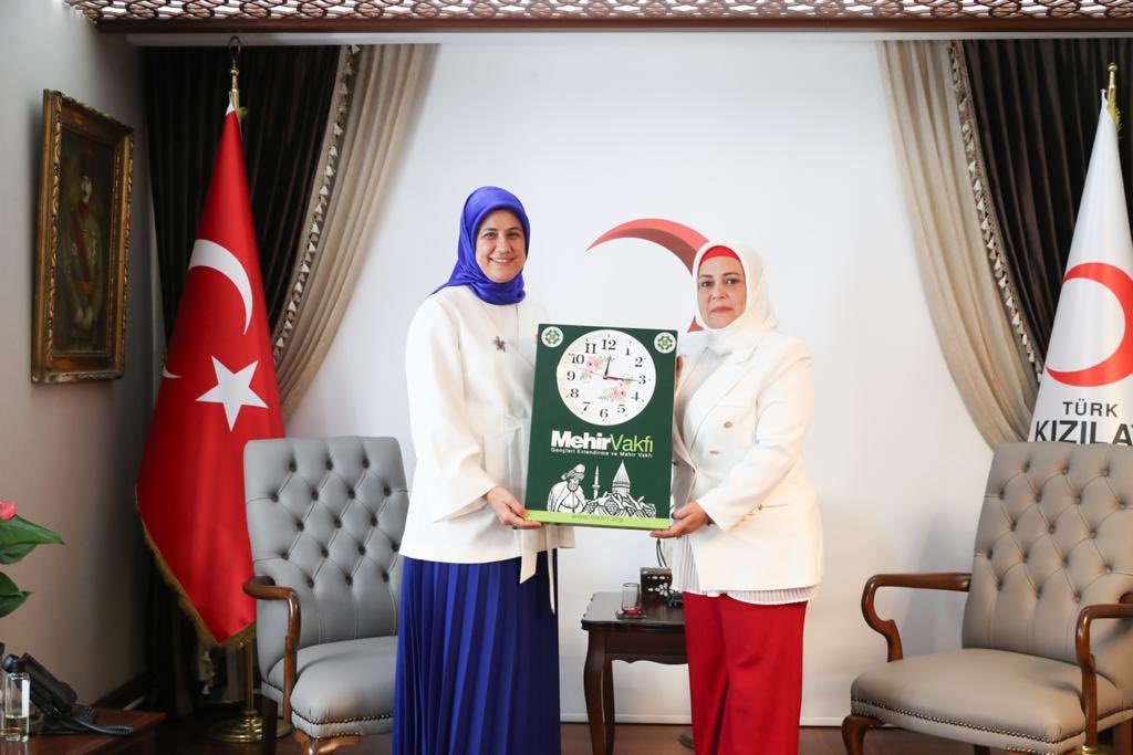 konyali-vakfin-kadin-genel-mudurune-kizilay-rozeti-1.jpg
