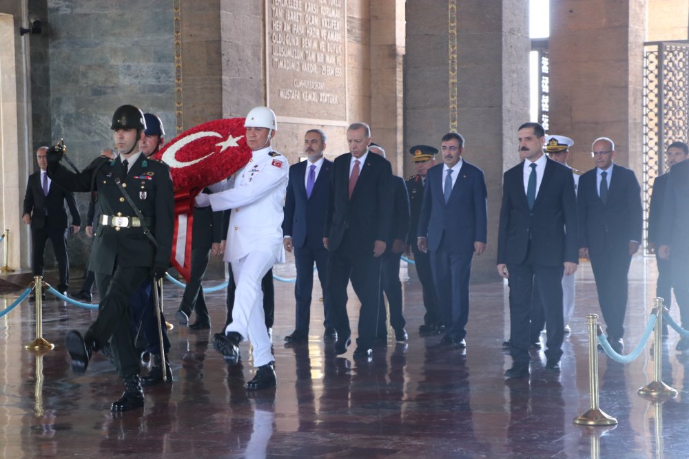 Cumhurbaşkanı Erdoğan, YAŞ üyeleriyle Anıtkabir'i ziyaret etti