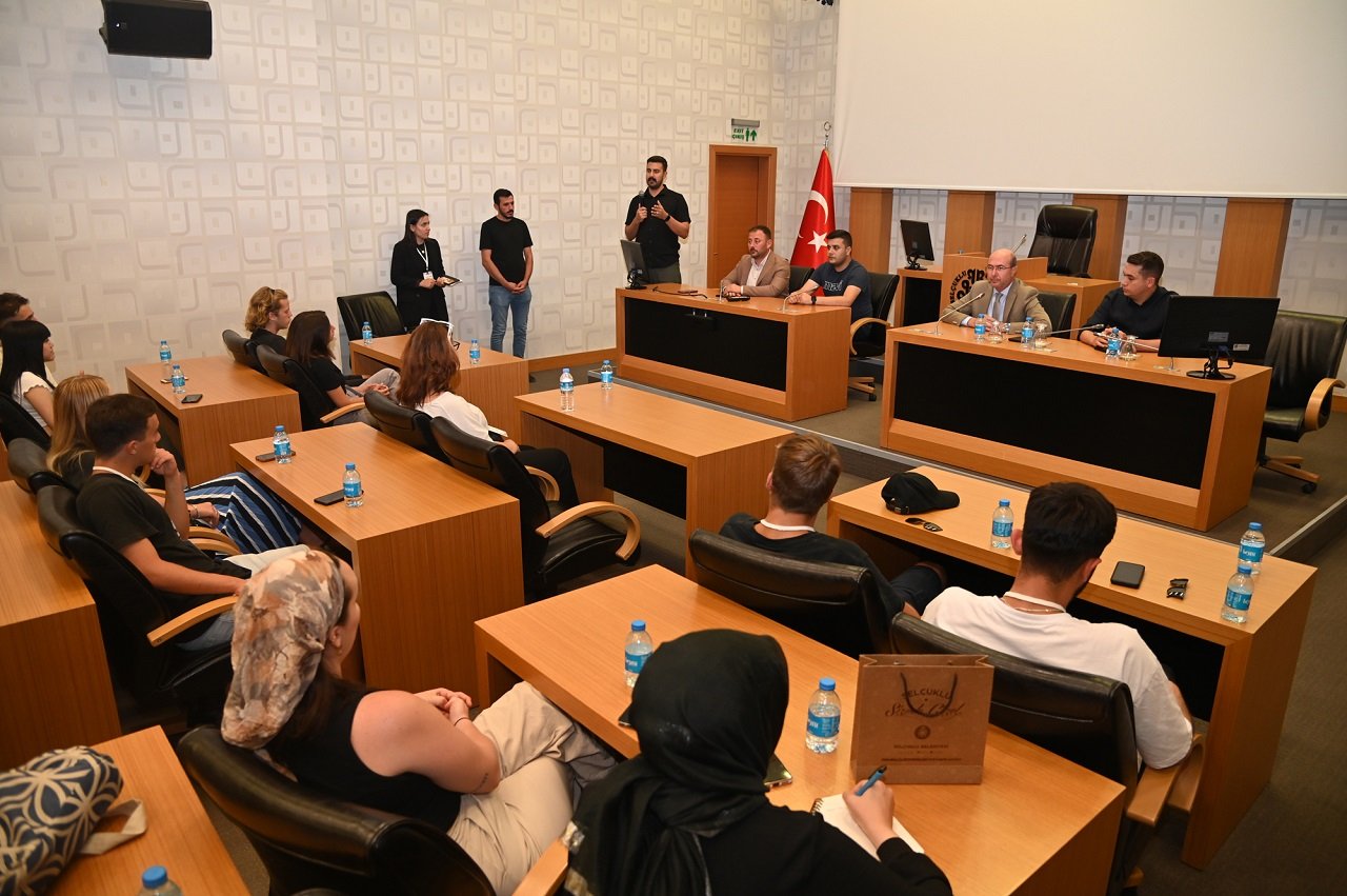 konyadaki-yabanci-ogrenciler-selcuklu-belediye-baskani-ahmet-pekyatirmaciyi-ziyaret-etti.jpg