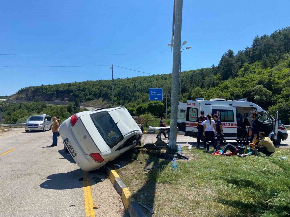 Otomobiller çarpıştı: 1 ölü, 9 yaralı