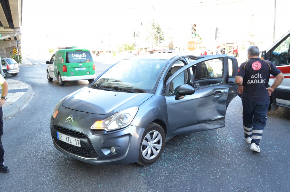 İki otomobil çarpıştı: Yaralılar var