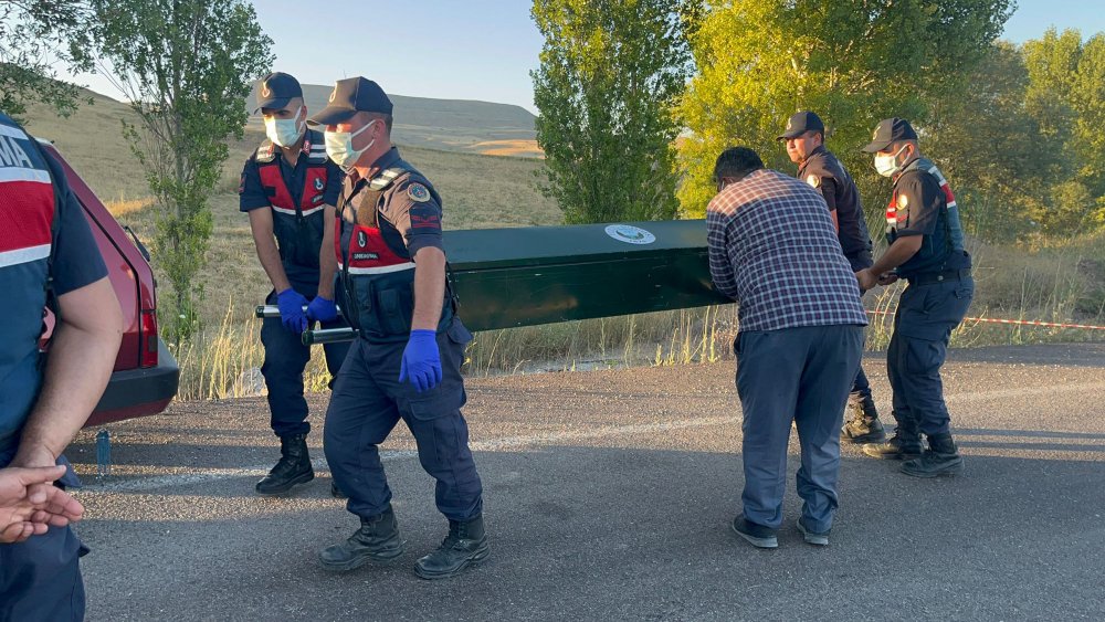 Otomobilde silahla vurulmuş kadın ve erkek cesedi bulundu