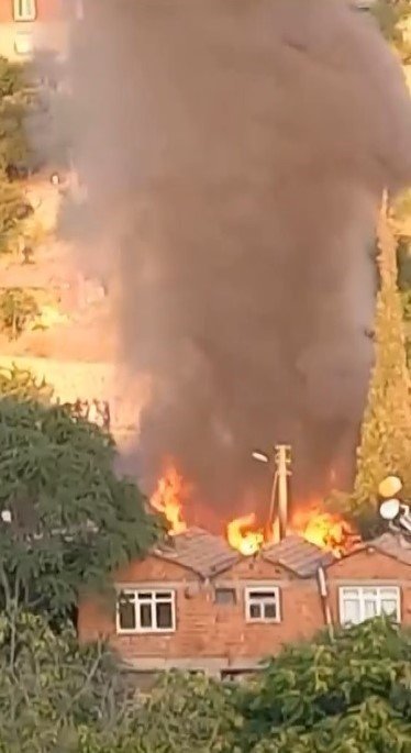 Tek katlı ahşap ev alev alev yandı