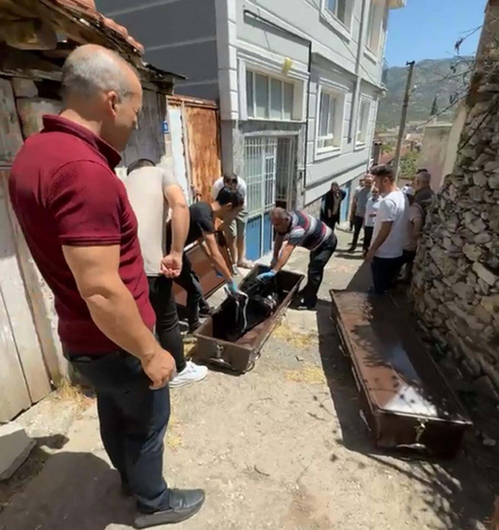 Eşi ile 4 yaşındaki üvey oğlunu bıçaklayarak öldürdü