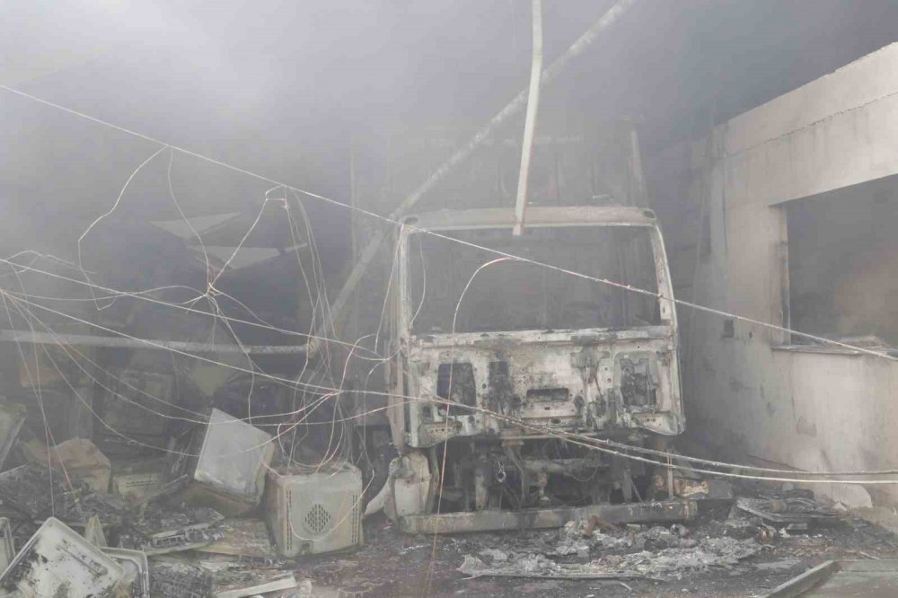 Adana'da geri dönüşüm tesisindeki yangın fabrikaya sıçradı