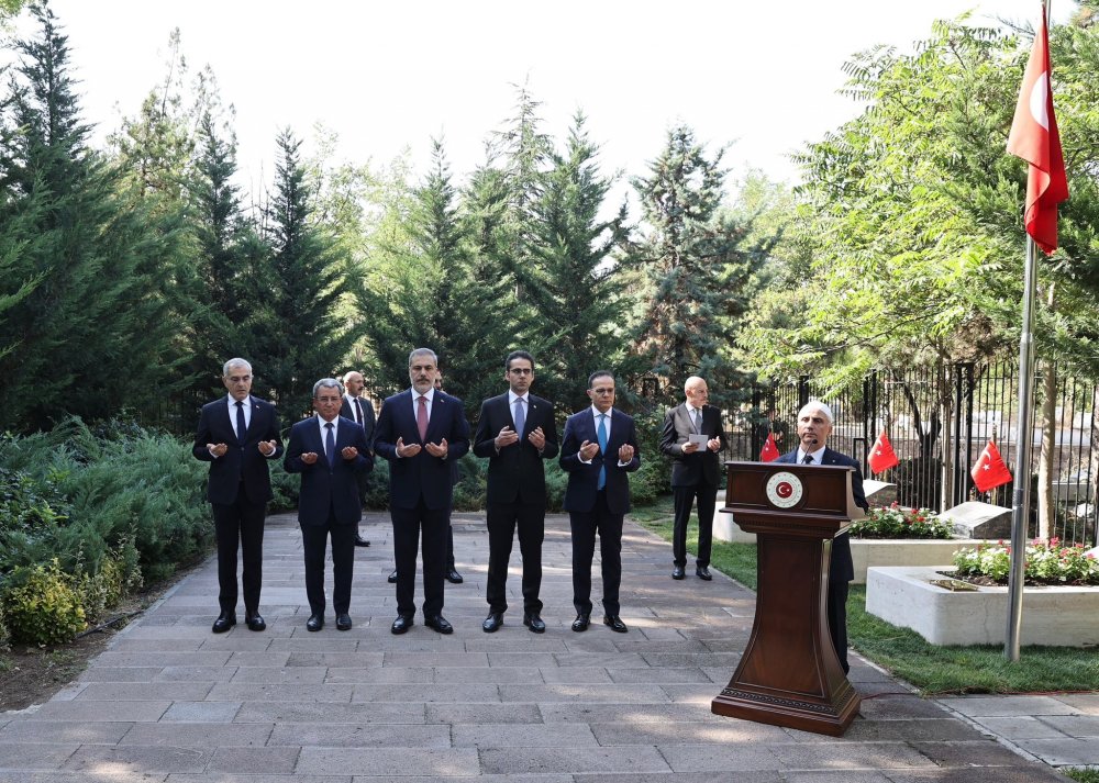 Bakan Fidan'dan Anıtkabir ve şehitlik ziyareti