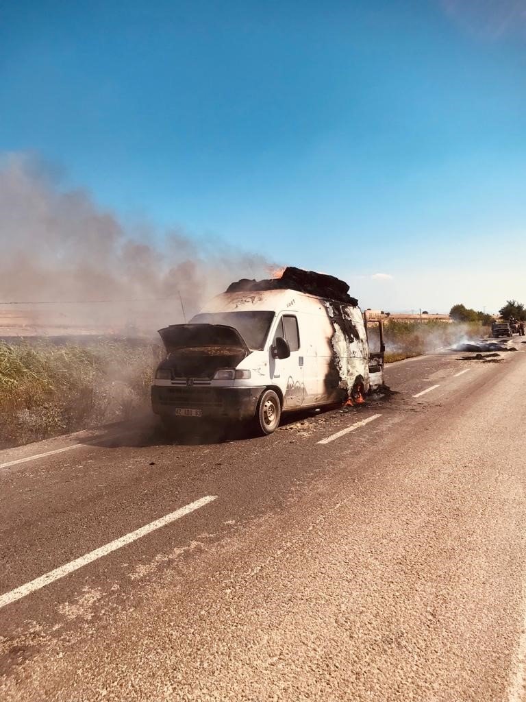Konya'da minibüsteki yangın araziye sıçradı