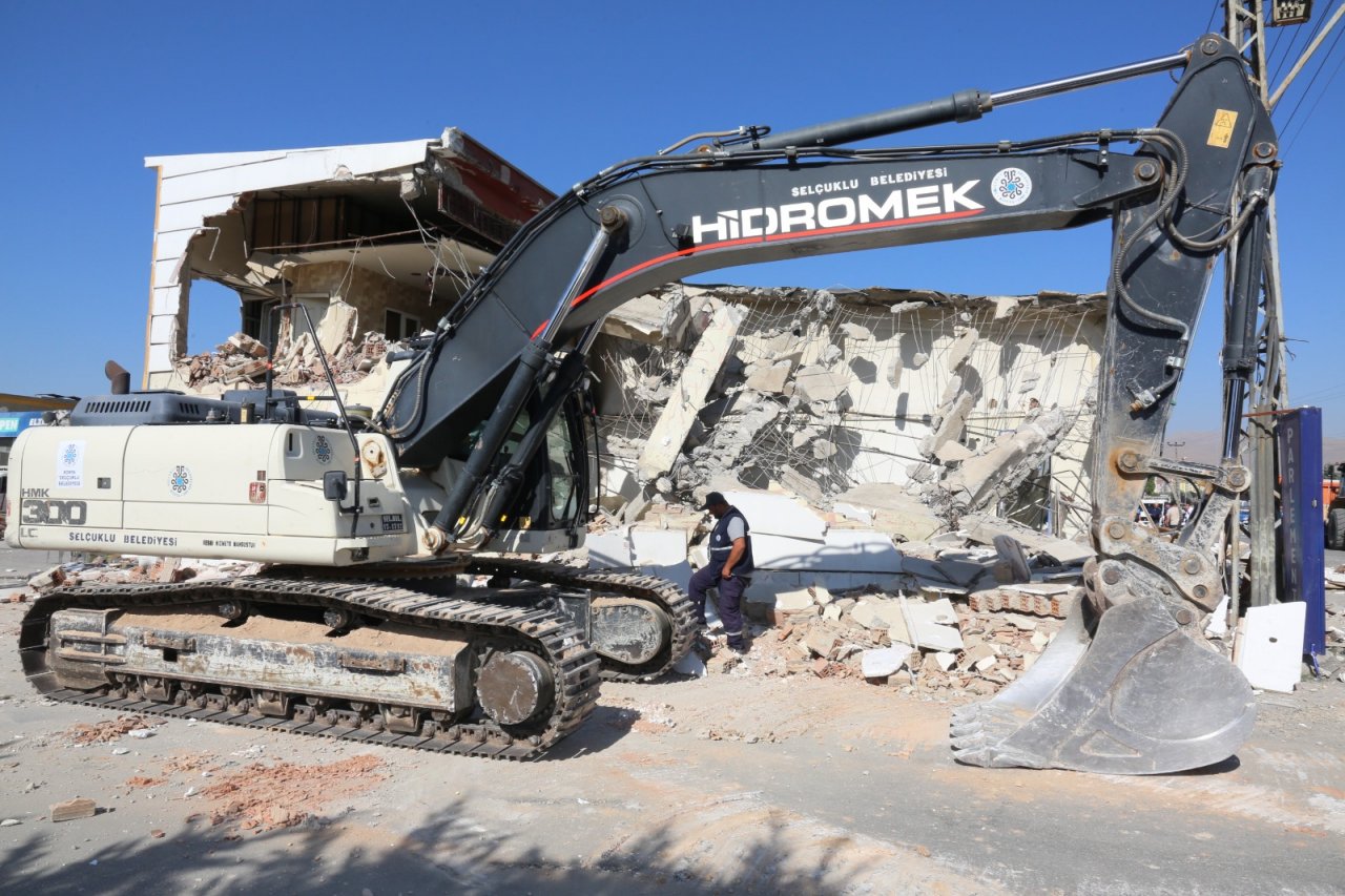 son-dakika-konyada-gazinolar-bolgesinde-is-makinalari-ile-yikim-basladi-4.jpg