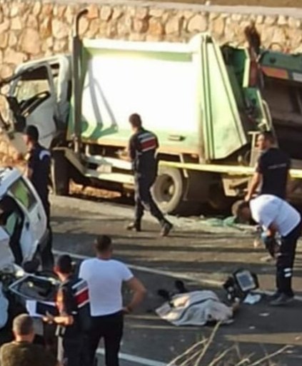 Çöp kamyonu ile otomobil çarpıştı: 1 ölü