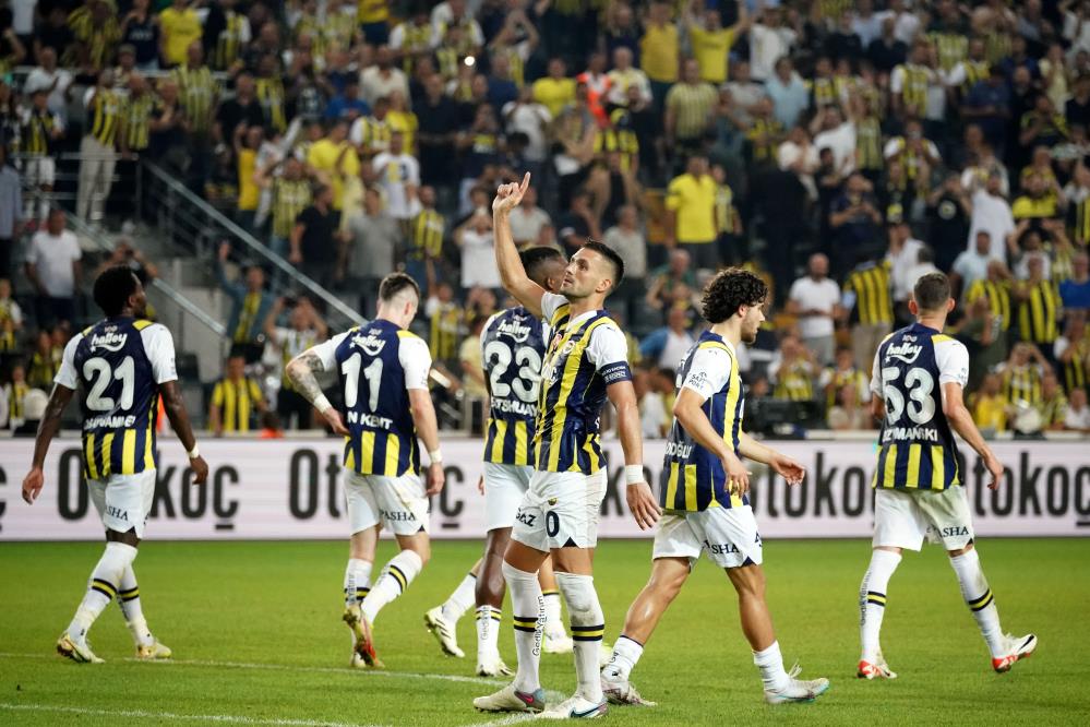 dusan-tadic-fenerbahce-formasiyla-2-golunu-atti.jpg