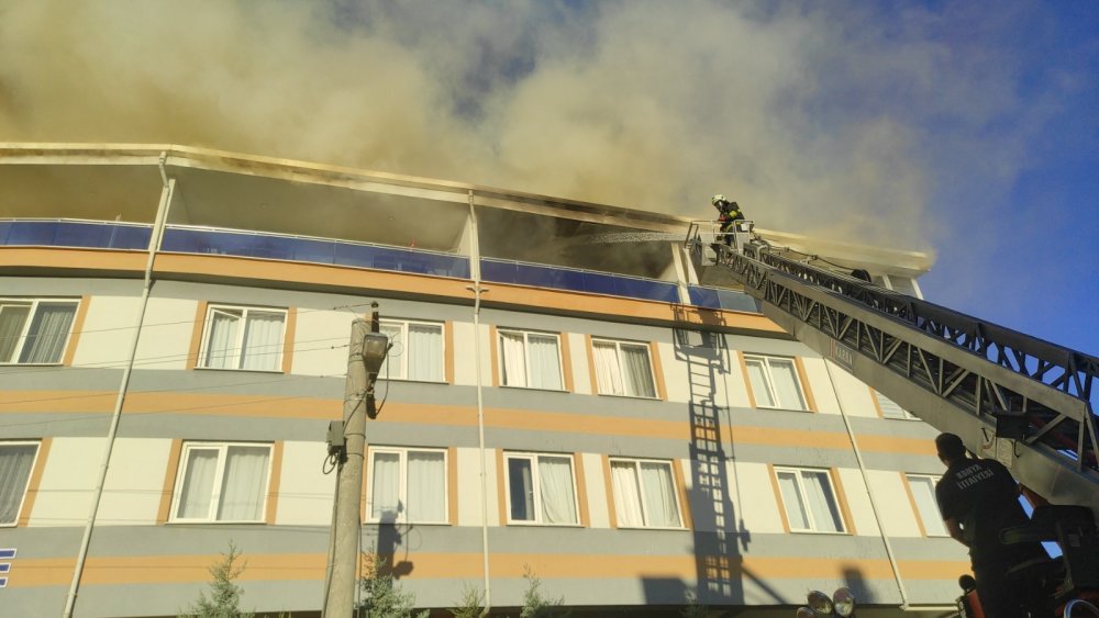 Konya'da apartmanın çatı katında yangın