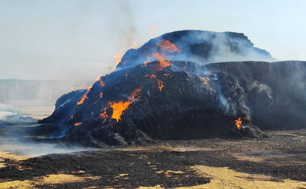 Traktörde çıkan yangın 150 ton saman balyasını küle çevirdi