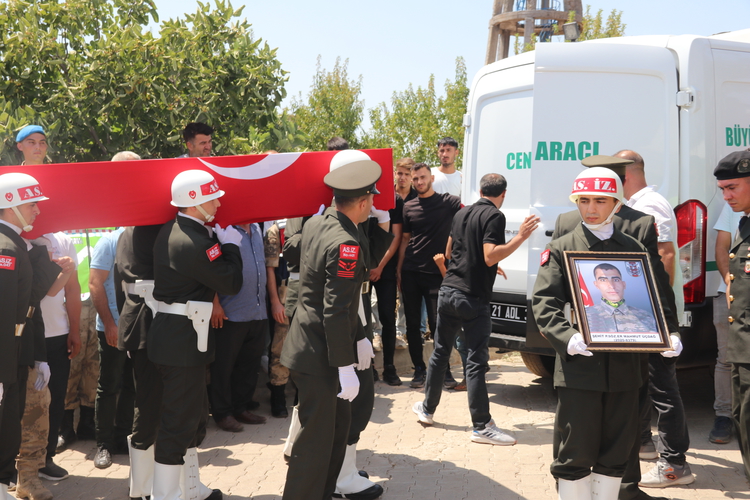 sehit-piyade-sozlesmeli-er-mahmut-ucdag-diyarbakirda-son-yolculuguna-ugurlandi.jpg