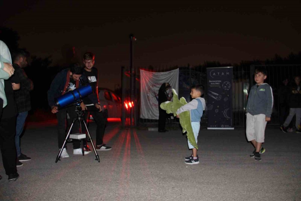 Gece yarısı o ana şahitlik etmek için toplandılar
