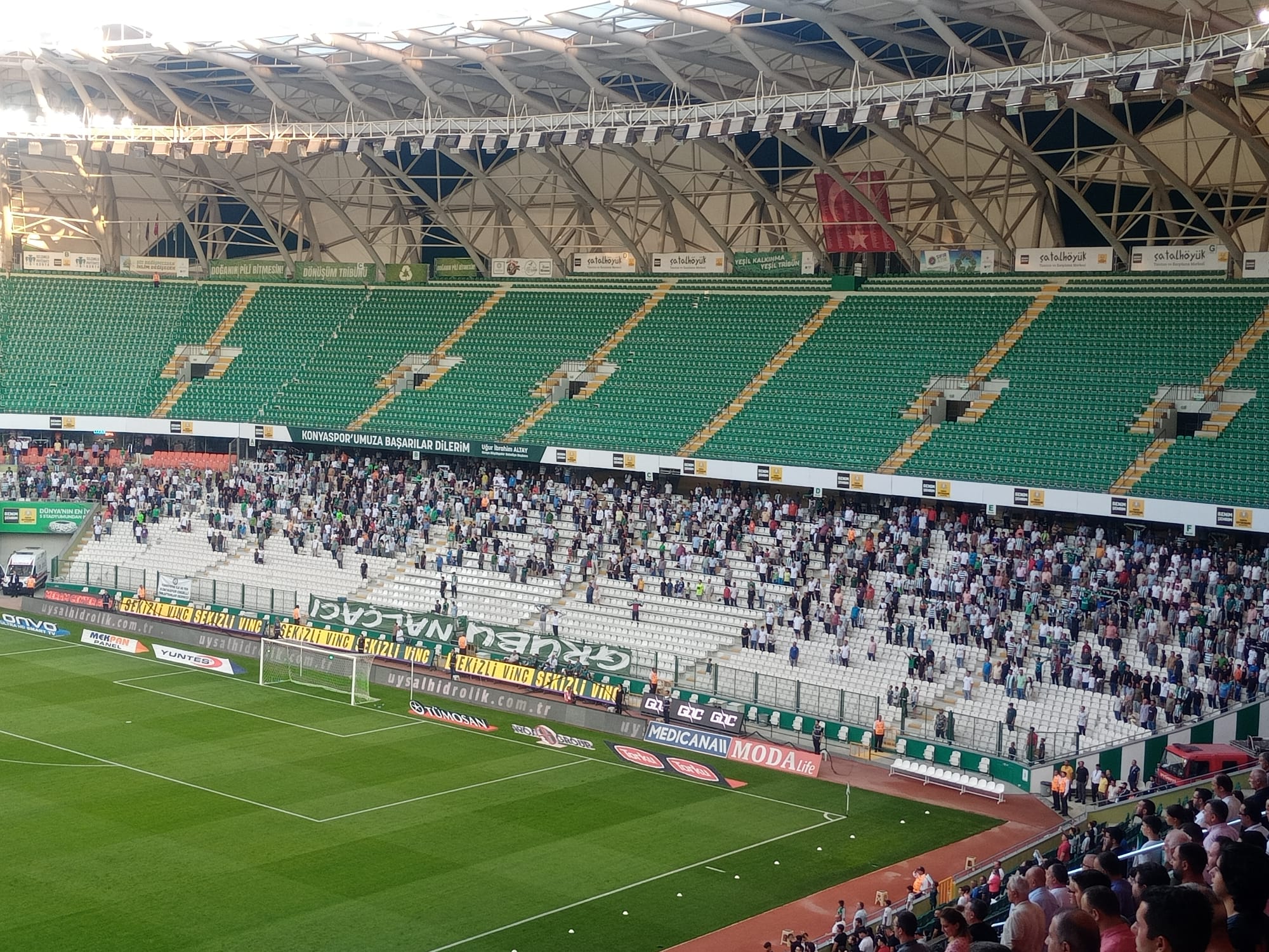 stadyumda-bosluklar-goruldu.jpg