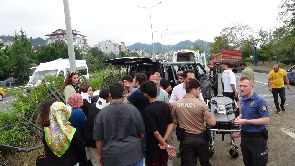 Turistleri taşıyan minibüs devrildi: 3'ü ağır 6 yaralı