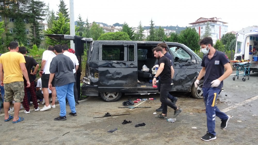 Turistleri taşıyan minibüs devrildi: 3'ü ağır 6 yaralı
